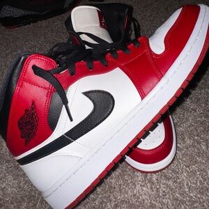 Jordan 1 Mid Chicago (2020)